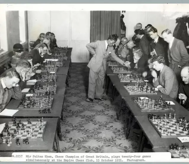 તત્કાલીન ગ્રેટ બ્રિટનના ચેસ ચૅમ્પિયન મીર સુલ્તાન ખાન લંડનના ઍમ્પાયર ચેલ ક્લબમાં એકસાથે 24 ગૅમ રમ્યા હતા. આ તસવીર 15 ઑક્ટોબર 1931ના રોજ લેવામાં આવી હતી.