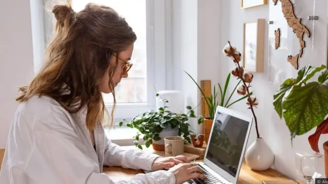 대다수 사람들이 실내에서 너무 많은 시간을 보내고 있기 때문에 야외를 실내 공간으로 가져오는 것이 시급하다