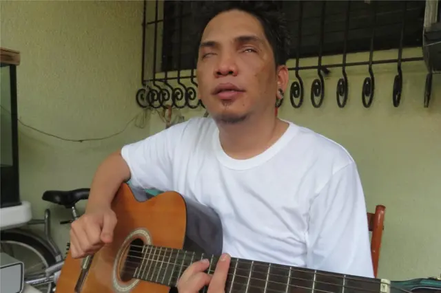 Маркс Меленсио с гитарой