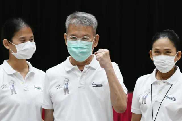 ผู้ว่าฯ สมุทรสาครพร้อมด้วยภรรยาและลูกสาว