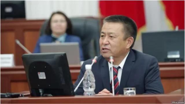 Парламент спикери Чыныбай Турсунбеков президенттик шайлоого барат.