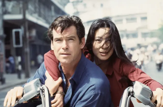 Michelle Yeoh y Pierce Brosnan en una escena de la película de James Bond, "El mañana nunca muere".