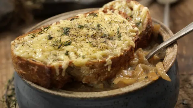 Луковый суп с сырным гренком