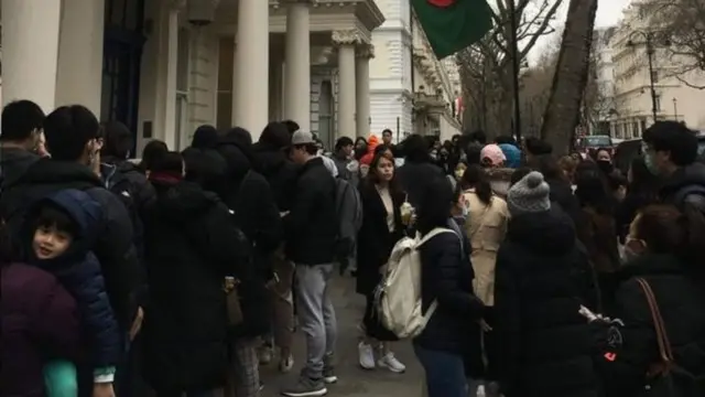 คนเข้าคิว