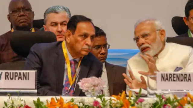 વિજય રૂપાણી તથા મોદીની તસવીર