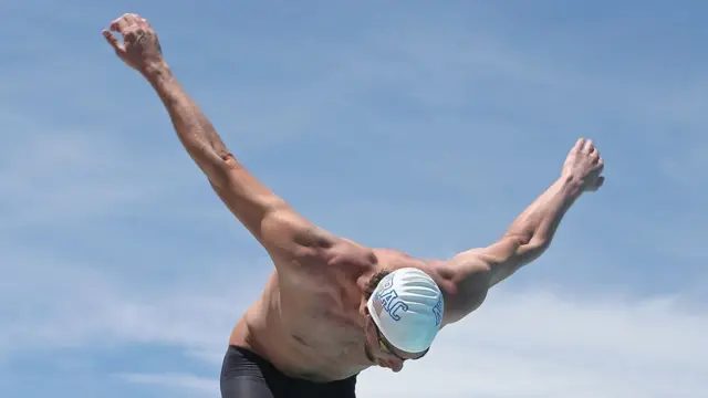 Antesestrela bet é segurogirar os braços na água, Michael Phelps o faz no seco para pedir uma "mãozinha" da sorte