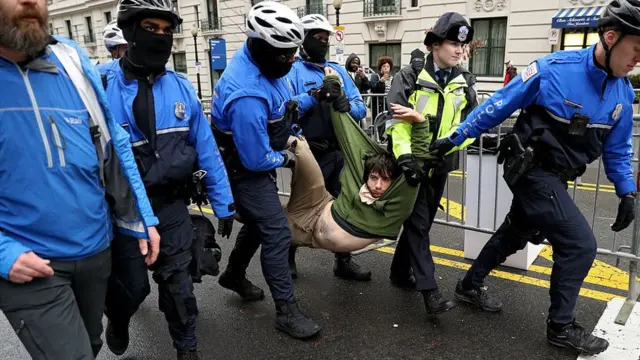 Protestocuyu sürükleyen polis