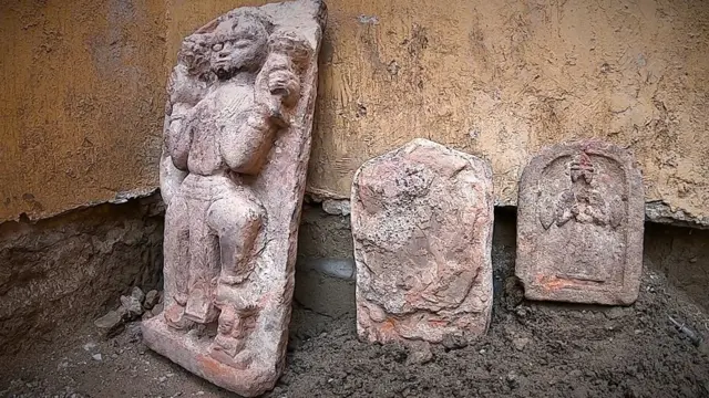 کراچی کے تجاوزات تلے دبی مقدس مورتیاں