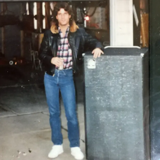 Paul na juventude, com cabelo longo e visual metaleiro