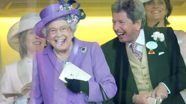 Kraliça və John Warren