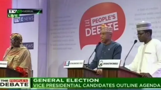 Di candidates dey ansa qweshion