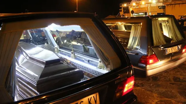 Катафалки с гробами в порту Лампедузы