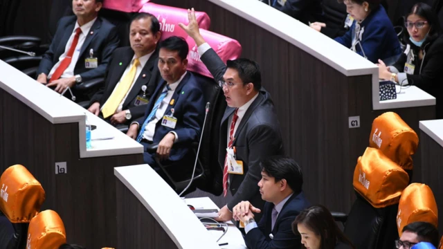 รัฐสภายืด "เปิดสวิตช์แก้ รธน."