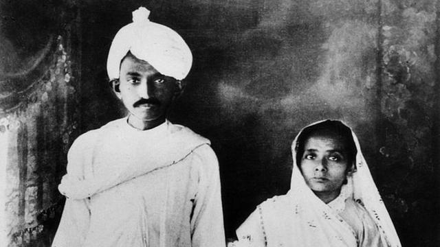 1915年，甘地和妻子合影
