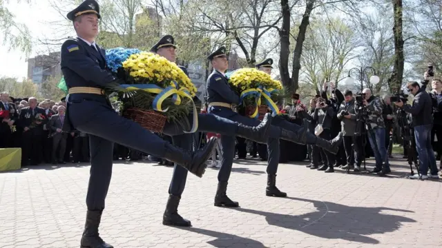 Харків. Почесна варта покладає квіти до монумента ліквідаторам аварії на ЧАЕС.