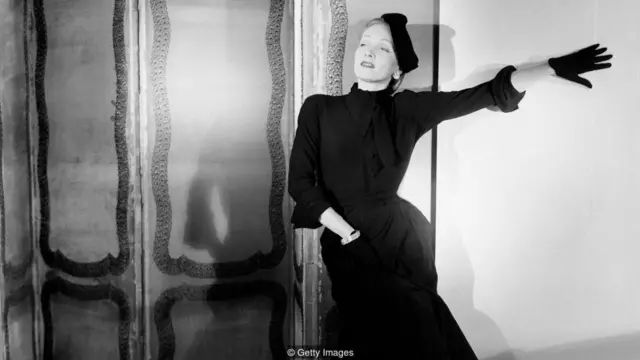 Marlene Dietrich hanya mengenakan Dior, dia adalah salah satu pendukung paling glamor dari rumah mode tersebut.