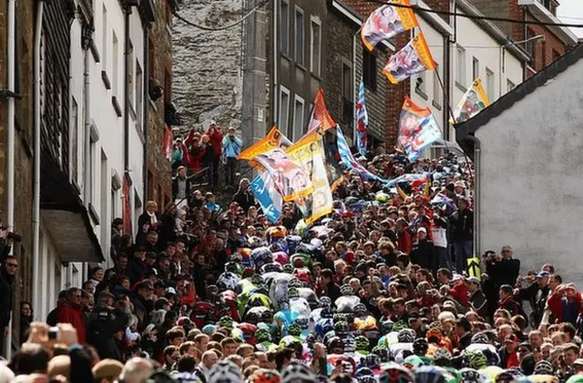 Riders tackle the Cote de Saint Roche