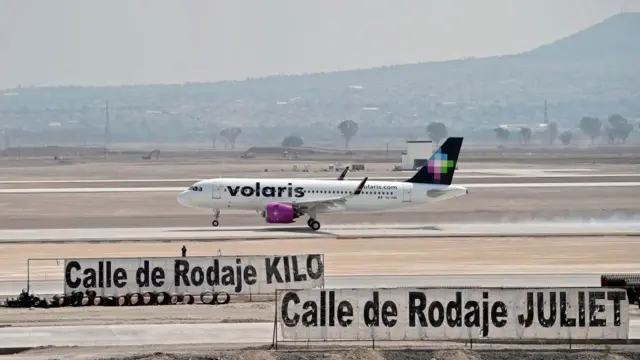 Un avión en el AIFA