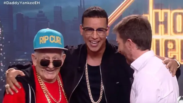 Melquiades Iniesta y Daddy Yankee en un programa de televisión en España