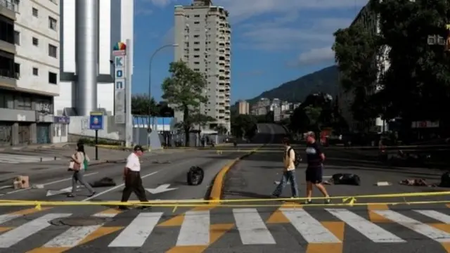 Đường phố vắng bóng xe cộ trong giờ cao điểm tại thủ đô Caracas