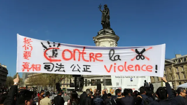 巴黎共和国广场悼念刘少尧集会现场（中新社图片2/4/2017）