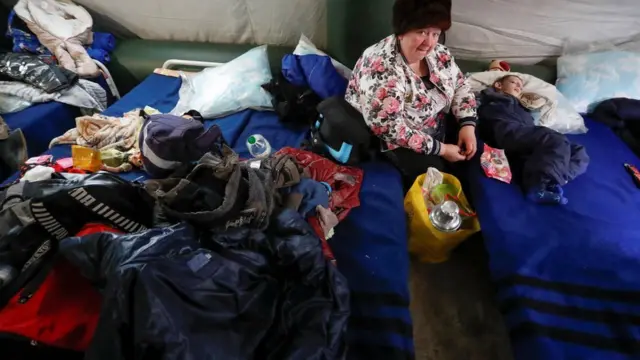 Pengungsi dari daerah Mariupol terlihat di sebuah kamp pengungsi di pemukiman Bezymennoye, Donetsk, Ukraina 8 Maret 2022