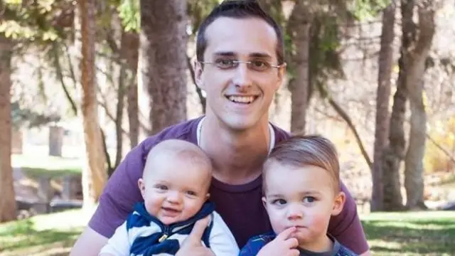 JJ Whicker con dos hijos.