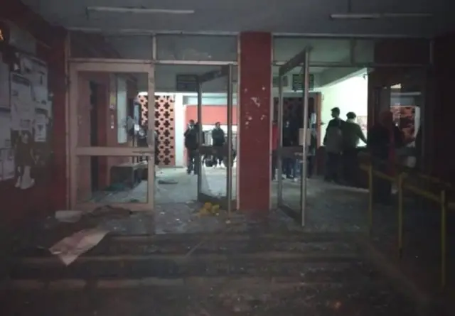 জহরলাল নেহরু বিশ্ববিদ্যালয় চত্বরে রোববার সন্ধ্যার দিকে এই হামলার ঘটনা ঘটে।