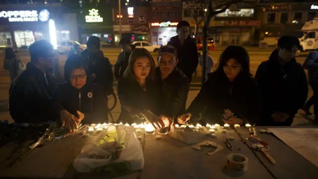 ورود وشموع وضعت في موقع الحادثة