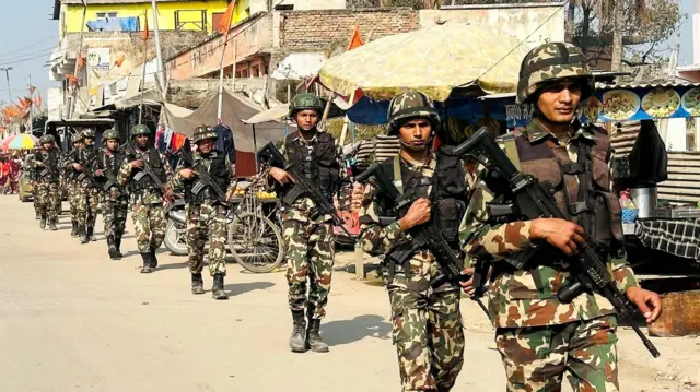 सडकमा गस्ती गर्दै नेपाली सेनाको टोली