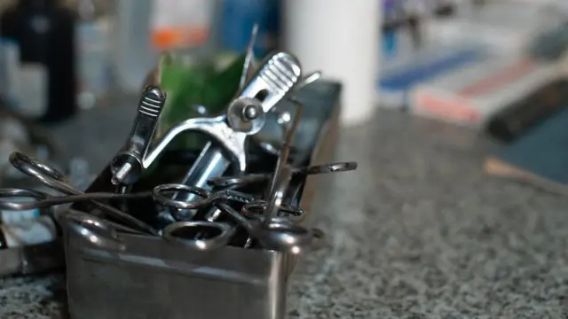 비위생적인 상태로 담겨 있는 의료용 도구