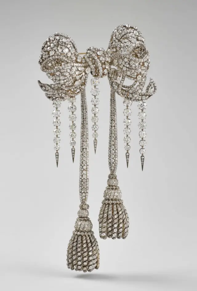 リボン型のブローチ