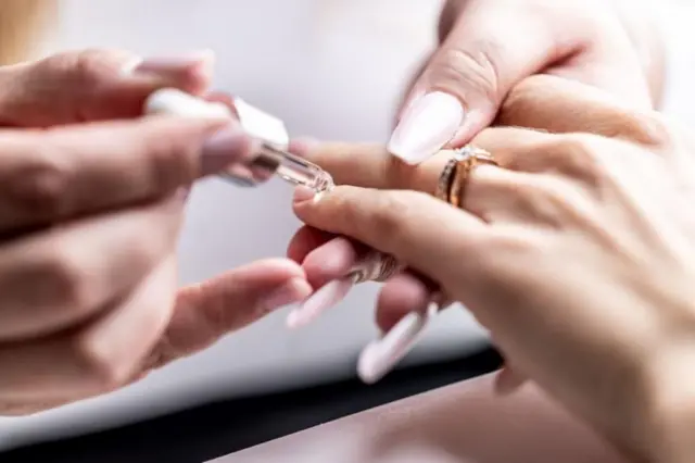 గోళ్ల రంగు, పాలిపోవడం