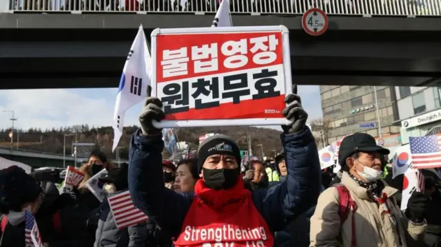 Seguidores de Yoon Suk Yeol en su residencia en Seúl, la capital de Corea del Sur. 