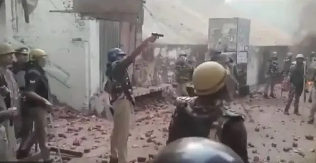 ছড়িয়ে পড়া কোনও কোনও ভিডিওতে পুলিশকে গুলি চালাতেও দেখা গেছে