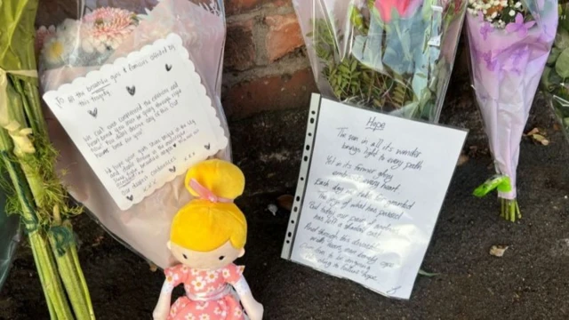 Amashurwe, amakarata n'ibipupe vyashizwe mu kibanza c;habareye ubwicanyi