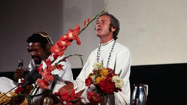 O psicólogo americano Timothy Leary, participando de uma conferência