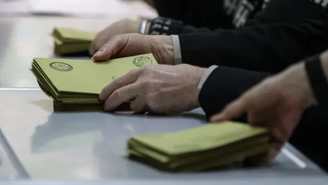 Mahalli İdareler Genel Seçimi’nde her vatandaş belediye başkanlarını, belediye meclis üyelerini ve muhtarlarını seçecek.