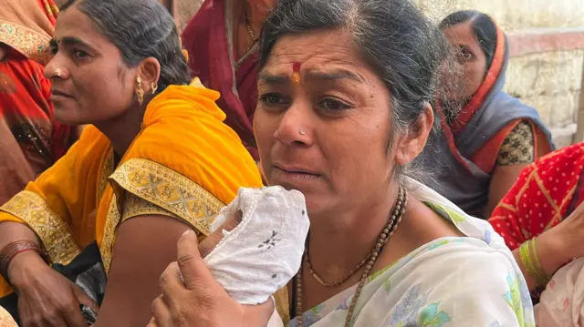 महिला आंदोलकांचे डोळे पाणावले होते.