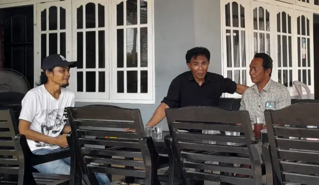 Marrah (berbaju hitam), kakak dari Muarah, korban penembakan di Sampang.