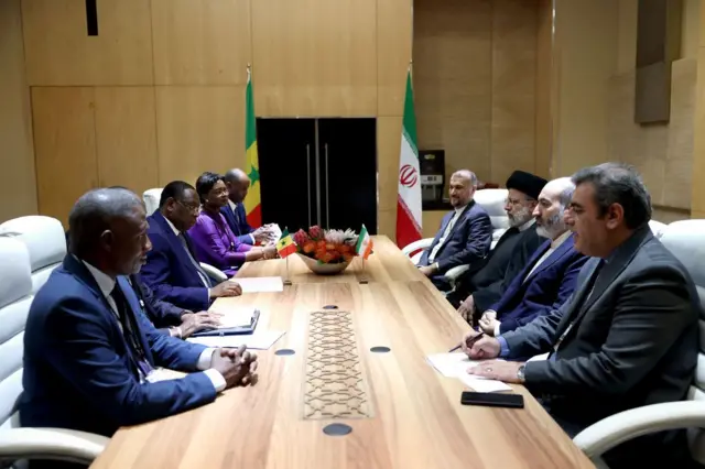 اتاق جلسه مذاکرات ابراهیم رئیسی رئیس جمهور ایران با آقای مکی سال رئیس جمهور سنگال (چپ با عینک) در جریان پانزدهمین اجلاس سران بریکس در ژوهانسبورگ، آفریقای جنوبی در ۲۴ اوت ۲۰۲۳ 