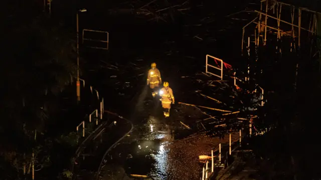 2025年11月28日，香港宏福苑住宅发生火灾，消防员在现场展开救援行动。火灾造成至少146人死亡，救援工作仍在进行中。