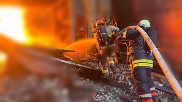 Рятувальники ліквідували спричинену обстрілом пожежу на Прикарпатті
