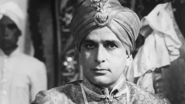 'हीट अँड डस्ट' या इंग्रजी चित्रपटाच्या पोस्टरमध्ये शशी कपूर.