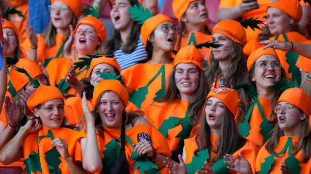 مشجعات لمنتخب هولندا بقبعات وقمصان برتقالية اللون