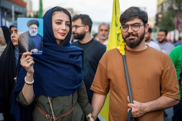 तेहरानवर इस्रायली हवाई हल्ले: भीतीच्या सावटातही नागरिकांची माहिती मिळवण्याची धडपड