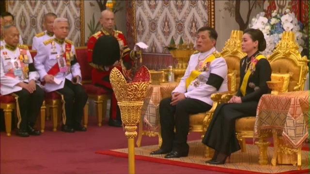 พระบาทสมเด็จพระวชิรเกล้าเจ้าอยู่หัว และสมเด็จพระนางเจ้าสุทิดา พัชรสุธาพิมลลักษณ พระบรมราชินี เสด็จฯ ประทับพระราชอาสน์ ณ พระที่นั่งดุสิตมหาปราสาท เพื่อร่วมพิธีธรรมสวดพระอภิธรรมพระบรมศพ "สมเด็จพระพันปีหลวง" เมื่อ 26 ต.ค. 