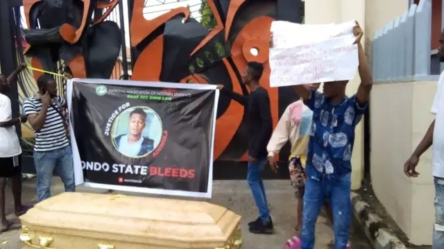 Di students as dem carry di body of late Alayori dey protest
