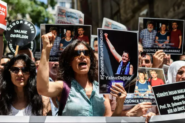 2016'da; o dönem tutuklu olan Financı, Sınır Tanımayan Gazeteciler Türkiye Temsilcisi Erol Önderoğlu ve yazar Ahmet Nesin'in serbest bırakılması için düzenlenen bir gösteri.
