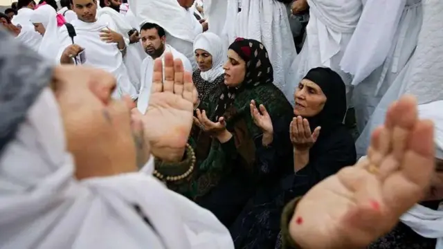 पुरुषों के मामले में सफेद कपड़े पहनने का प्रावधान होने के बावजूद महिलाओं के लिए ऐसी कोई बाध्यता नहीं है.